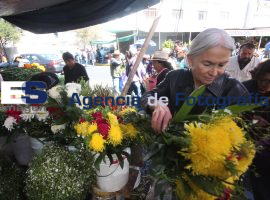 Vneta de flores en la periferia del Panteón Municipal - ES imagen agencia de fotografía