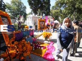 Poblanos acuden al Panteón Municipal - ES imagen agencia de fotografía