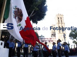 Izamiento de bandera motivo 2 de Octubre - ES imagen agencia de fotografía