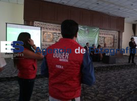 Ya portan imagen de campaña el equipo de prensa de Enrique Doger - ES imagen agencia de fotografía