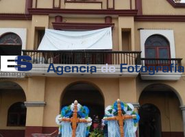 Colocan ofrendas en ajalpan para jóvenes linchados - ES imagen agencia de fotografía