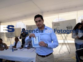Giles vota por Giles - ES imagen agencia de fotografía