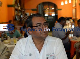 Jiménez Merino con agrónomos - ES imagen agencia de fotografía