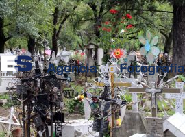 Comienzan los visitantes a Panteón municipal - ES imagen agencia de fotografía