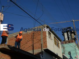 Limpian Azoteas por teleférico - ES imagen agencia de fotografía