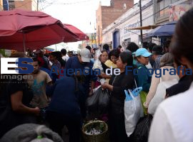 Compras, hacia noche buena - ES imagen agencia de fotografía