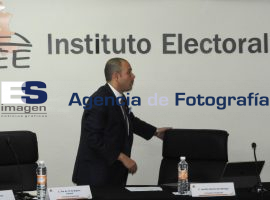 IEE, corrigiendo la plana - ES imagen agencia de fotografía