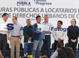 Alcalde municial realiza entrega de  escrituras públicas a locatarios de mercados - ES imagen agencia de fotografía