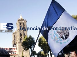 Manifestantes de la brigada 68 en el zócalo de Puebla - ES imagen agencia de fotografía