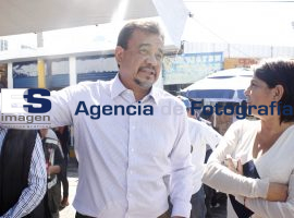 la entrega de  escrituras públicas a locatarios de mercados - ES imagen agencia de fotografía