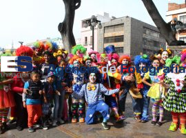Grupo de payasos en centro histórico - ES imagen agencia de fotografía