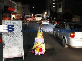 Ofrenda sobre bache en la 3 sur - ES imagen agencia de fotografía