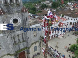 Voladores de Cuetzalan danzan en las alturas - ES imagen agencia de fotografía