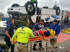Vuelca camión de pasajeros en la Méx Pue 22-10-2015 - ES imagen agencia de fotografía