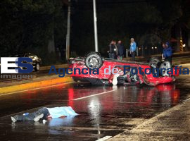 Muere  joven al volcar su auto Mustang por exceso de velocidad - ES imagen agencia de fotografía