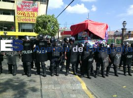 Cierran entrada de Texmelucan comerciantes - ES imagen agencia de fotografía
