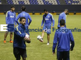 Conocen jugadores de Boca Jr la cancha del estadio Cuauhtémoc - ES imagen agencia de fotografía