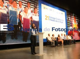 Entregan créditos a la palabra de la mujer - ES imagen agencia de fotografía