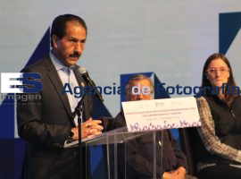 Entrega de Becas a alumnos beneficiados - ES imagen agencia de fotografía