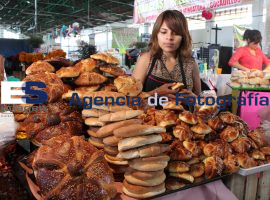 Venta de hojaldras en las panaderías y mercados para las ofrendas - ES imagen agencia de fotografía
