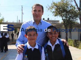 Entrega de Uniformes Escolares en el Centro Escoalr Gregorio de Gante - ES imagen agencia de fotografía