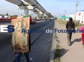 Peregrinos emprenden camino a la Basílica de Guadalupe - ES imagen agencia de fotografía