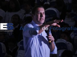 Rafael Moreno Valle durante la entrega de útiles gratuitos - ES imagen agencia de fotografía