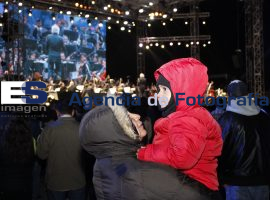 Visitantes acuden a plaza victoria para celebrar fin de año - ES imagen agencia de fotografía