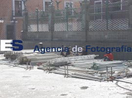Material para construcción de la pista de hielo - ES imagen agencia de fotografía