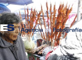 Puestos de comida en la periferia del Panteón Municipal - ES imagen agencia de fotografía