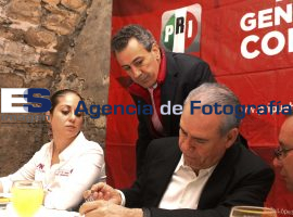 Dirigentes del PRI hablan ante los medios locales - ES imagen agencia de fotografía