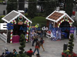 Casitas Navideñas en Zócalo de Puebla - ES imagen agencia de fotografía