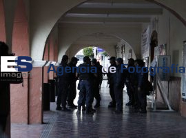 Policia Estatal resguarda el Centro de Reiserción Social Huejotzingo - ES imagen agencia de fotografía