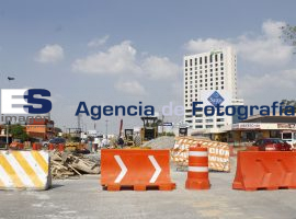 Avanza distribuidor Vía Atlixcayotl - ES imagen agencia de fotografía